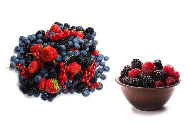 Böğürtlen, ahududu, yaban mersini, beyaz arka planda kırmızı frenk üzümü. Üst görünüm. 