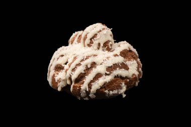 Siyah arka planda hindistan cevizi kremalı profiterol.. 