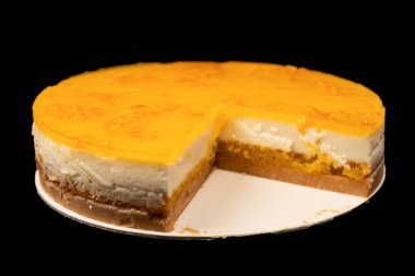 Beyaz arkaplanda izole edilmiş turuncu cheesecake. 