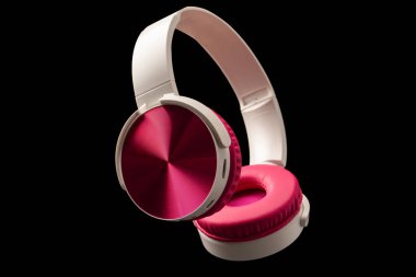 Siyah arkaplanda pembe ve beyaz kulaklıklar var.. 