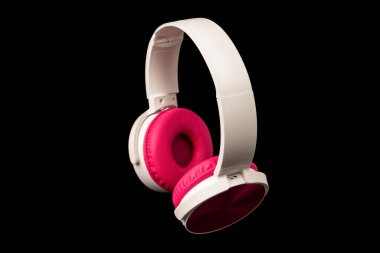 Siyah arkaplanda pembe ve beyaz kulaklıklar var.. 