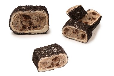 Çikolata ve fındıklı tatlı rulo, Türk tatlıları. Türk rahat beyaz zemin üzerinde izole. 