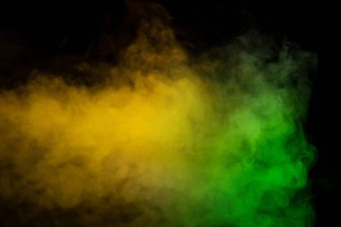 Siyah arka planda yeşil ve beyaz buhar. Boşluğu kopyala.