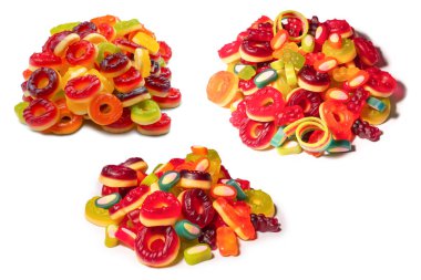 Renkli sakızlı şekerler. Üst Manzara. Jöleli çörekler. Jelibon. Beyaz bir arkaplanda izole edilmiş. 