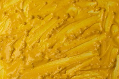 Sarı sos arka plan olarak sıçrıyor. Üst görünüm. 