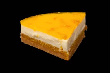 Beyaz arkaplanda izole edilmiş turuncu cheesecake. 