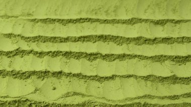 Kibrit çayı, kibrit tozu beyaz arka planda izole edilmiş.. 