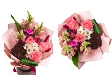 Pembe ambalaj kağıdında bir buket yumuşak pembe çiçek. Beyaz bir arkaplanda izole edilmiş.