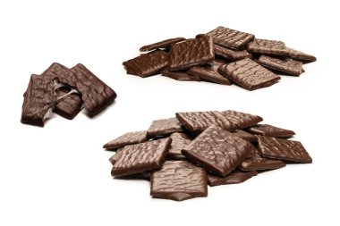 Beyaz arka planda izole edilmiş siyah çikolata şekerleri.. 