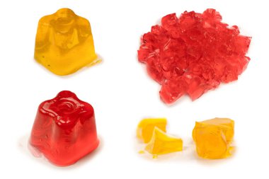 Beyaz arka planda izole edilmiş tatlı meyve jölesi. Jelatin küpleri.