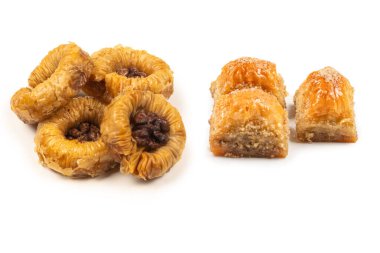 Beyaz arka planda izole edilmiş lezzetli baklava.