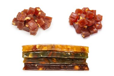 Beyaz arka planda fındıklı geleneksel Türk lezzeti. 