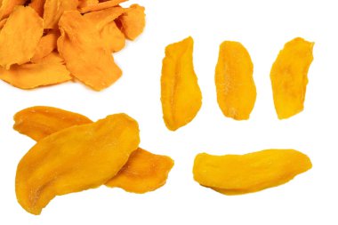 Beyaz arka planda izole edilmiş kuru, lezzetli mango dilimleri. Üst görünüm. 