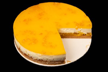Beyaz arkaplanda izole edilmiş turuncu cheesecake. 