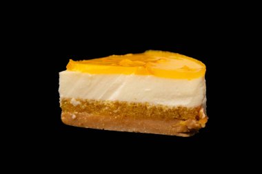Beyaz arkaplanda izole edilmiş turuncu cheesecake. 