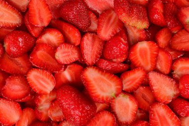 Çilek dilimleri. Taze böğürtlen makrosu. Meyve arkaplanı. Üst görünüm.