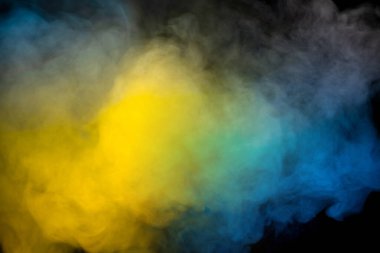 Siyah arka planda mavi ve sarı buhar. Boşluğu kopyala.