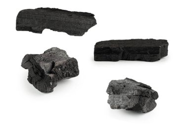 Beyaz arka planda siyah meşe kömürü izole edilmiş. 