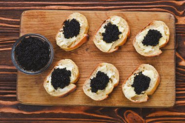 Siyah havyar ile Toastes. Spase metin veya tasarım için.