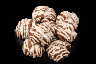 Siyah arka planda hindistan cevizi kremalı profiterol.. 