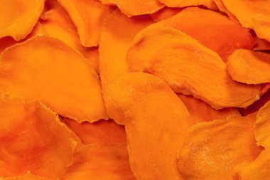 Beyaz arka planda izole edilmiş kuru, lezzetli mango dilimleri. Üst görünüm. 