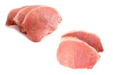 Beyaz arka planda çiğ domuz parçaları. Üst görünüm. 