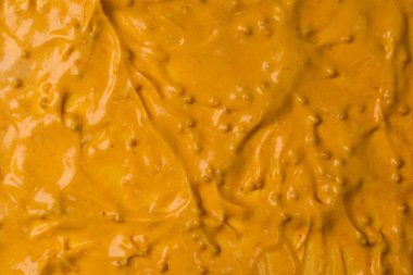 Sarı sos arka plan olarak sıçrıyor. Üst görünüm. 