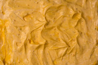 Sarı sos arka plan olarak sıçrıyor. Üst görünüm. 