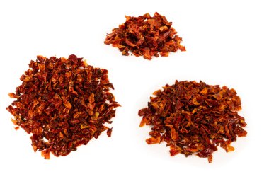 Beyaz arka planda izole edilmiş kuru domatesler.. 