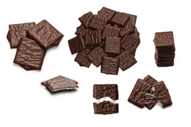 Beyaz arka planda izole edilmiş siyah çikolata şekerleri.. 