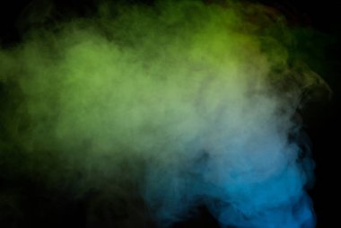 Siyah arka planda mavi ve sarı buhar. Boşluğu kopyala.