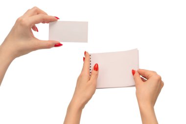 Beyaz arka planda kırmızı tırnaklı boş bir kart. Boşluğu kopyala. 