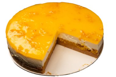 Beyaz arkaplanda izole edilmiş turuncu cheesecake. 