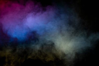 Siyah arka planda mavi ve sarı buhar. Boşluğu kopyala.