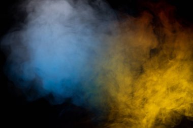 Siyah arka planda turuncu ve kırmızı buhar. Boşluğu kopyala.