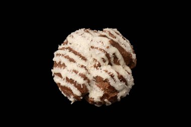 Siyah arka planda hindistan cevizi kremalı profiterol.. 