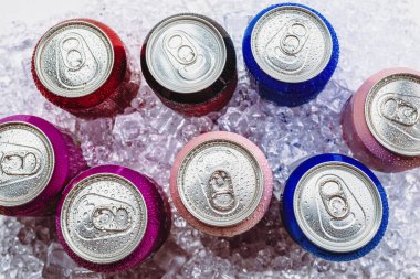 Buz içinde bir grup alüminyum kutu, soğuk içecek. Üst görünüm.