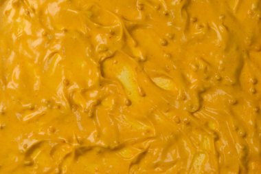 Sarı sos arka plan olarak sıçrıyor. Üst görünüm. 