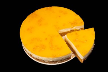 Beyaz arkaplanda izole edilmiş turuncu cheesecake. 