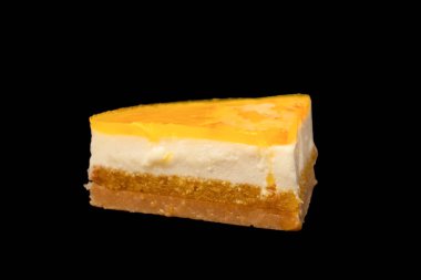Beyaz arkaplanda izole edilmiş turuncu cheesecake. 