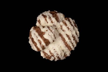 Siyah arka planda hindistan cevizi kremalı profiterol.. 