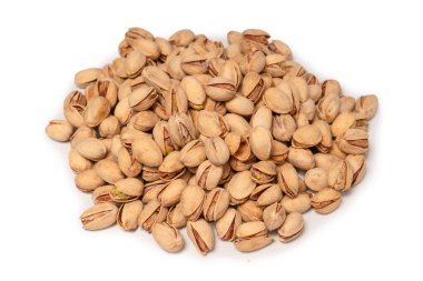 Beyaz arka planda izole edilmiş lezzetli fıstıklar..