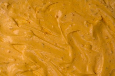 Sarı sos arka plan olarak sıçrıyor. Üst görünüm. 