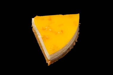 Beyaz arkaplanda izole edilmiş turuncu cheesecake. 
