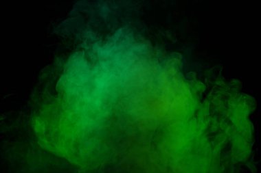 Siyah arka planda yeşil ve beyaz buhar. Boşluğu kopyala.