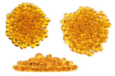 Beyaz zemin üzerinde izole edilmiş bir grup sarı kapsül. 