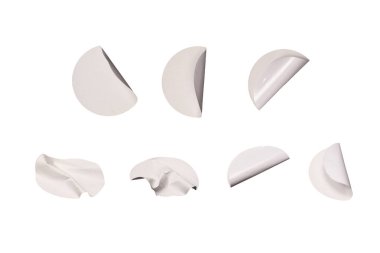 Yuvarlak beyaz etiketler, beyaz arka planda izole edilmiş boş etiketler. Üst görünüm. 