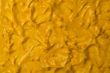 Sarı sos arka plan olarak sıçrıyor. Üst görünüm. 