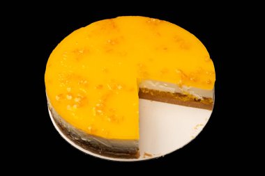 Beyaz arkaplanda izole edilmiş turuncu cheesecake. 