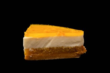 Beyaz arkaplanda izole edilmiş turuncu cheesecake. 